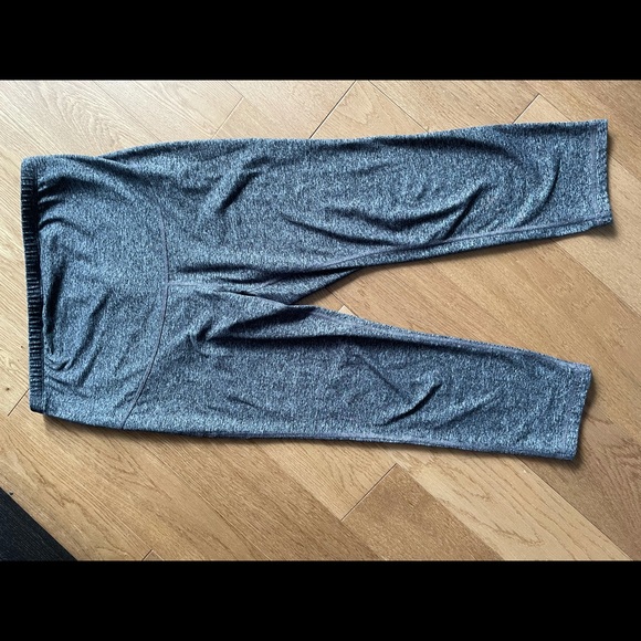 Old navy maternity yoga pants - Picture 4 of 4